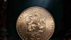 Československá mince 50 haléřů s lvem, detail přední strany na tmavém pozadí