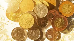 České mince rozložené na papírových bankovkách, detailní pohled, finanční koncept