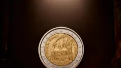 Obyčejné 2 euro nebo cenný rarita? Proč si vatikánská mince z roku 2005 zaslouží vaši pozornost