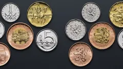 České mince různých hodnot na tmavém pozadí